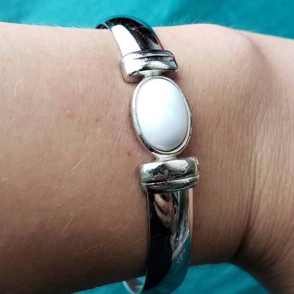 2/25$ Vintage Monet bracelet silver tone - Picture 2 of 7